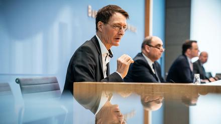 Jens Spahn, Karl Lauterbach und Jens Schaade zeigten sich in der Konferenz alarmiert über die stetig steigenden Infektionszahlen.