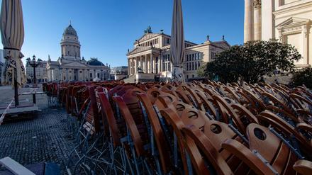 Vorerst keine Außengastronomie am Gendarmenmarkt. Berlin nimmt die geplanten Lockerungen zurück.
