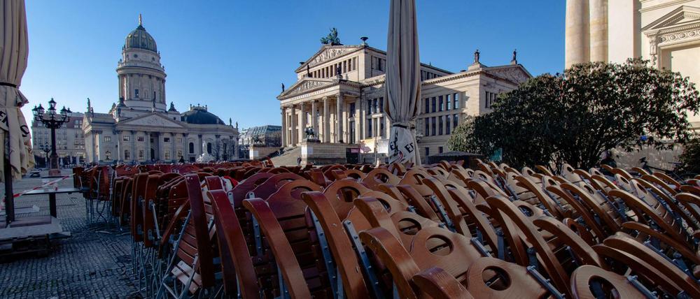 Vorerst keine Außengastronomie am Gendarmenmarkt. Berlin nimmt die geplanten Lockerungen zurück.