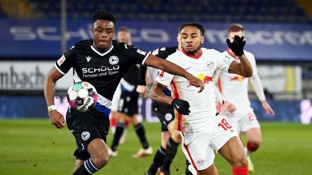Mit vollem Einsatz. Arminia Bielefeld (links Anderson Lucoqui) machte Leipzig (Christopher Nkunku) das Leben lange schwer. 