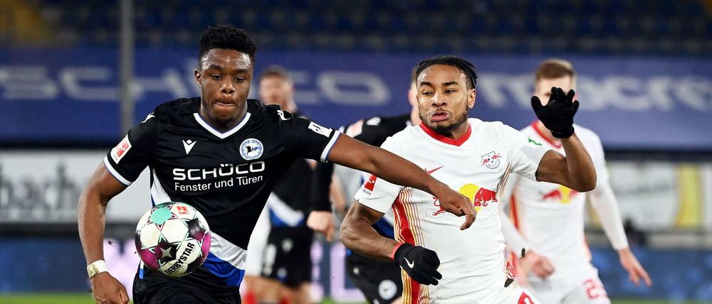 Mit vollem Einsatz. Arminia Bielefeld (links Anderson Lucoqui) machte Leipzig (Christopher Nkunku) das Leben lange schwer. 