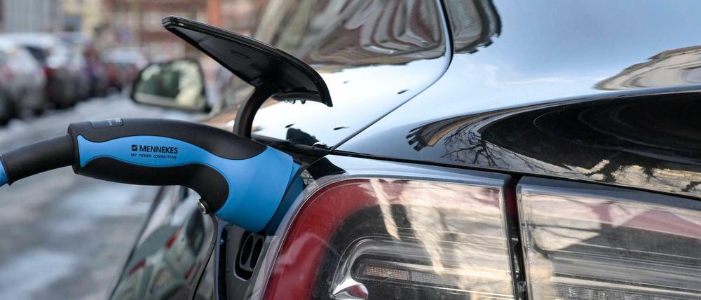 Anschluss nicht verpassen. Die Autokonzerne setzen auf eine gute Bewertung der EU für Hybridfahrzeuge.