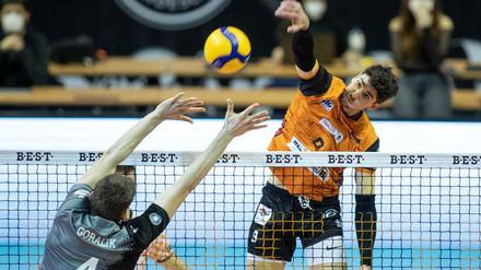Rein damit! Timothee Carle setzt den Ball ins gegnerische Feld.