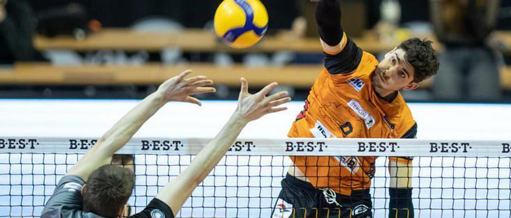 Rein damit! Timothee Carle setzt den Ball ins gegnerische Feld.