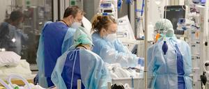 Ärtinnnen, Ärzte und Pflegende arbeiten auf der Corona-Intensivstation der Charité am Bett einer jungen Patientin. Szene aus der RBB-Dokumentation "Die Story im Ersten: Auf der Covid-Intensivstation der Charité - Kampf um jeden Atemzug". 