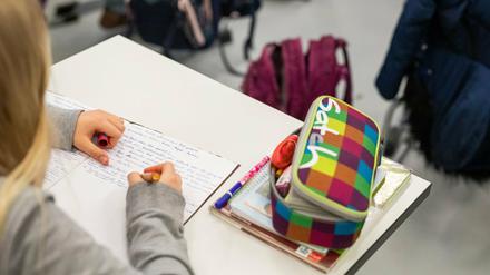 Eine Schülerin einer fünften Klasse der Johanniter Realschule Heitersheim sitzt während dem Unterricht in ihrem Klassenzimmer.