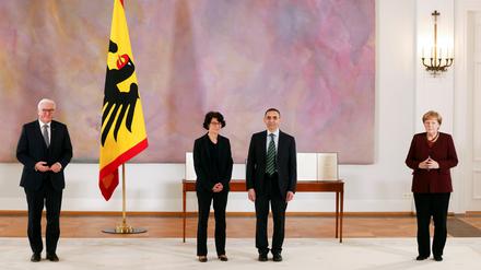 Von links nach rechts: Bundespräsident Frank-Walter Steinmeier, die Biontech-Gründer Özlem Türeci und Uğur Şahin und die Bundeskanzlerin Angela Merkel.
