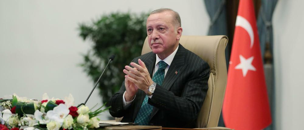 Erdogan versprach, gegen Gewalt an Frauen vorzugehen. Nun stellen sich Fragen, wie ernst es ihm ist.
