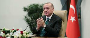 Erdogan versprach, gegen Gewalt an Frauen vorzugehen. Nun stellen sich Fragen, wie ernst es ihm ist. 