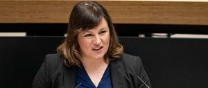 Die Impfungen mit Astrazeneca auszusetzen hält Grünen-Fraktionsvorsitzende Antje Kapek "angesichts des überschaubaren Risikos und der steigenden Corona-Zahlen für unverhältnismäßig".