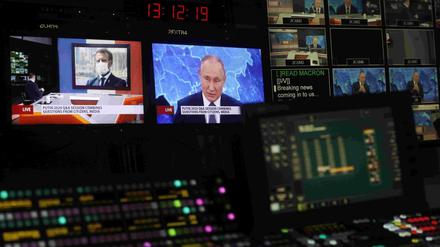 Ein Studio des Senders RT während einer Putin-Pressekonferenz.