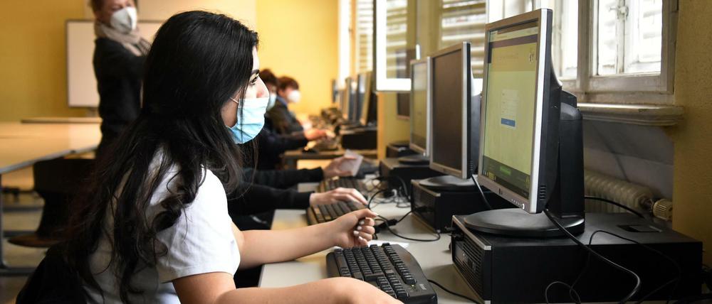 Arbeit am Bildschirm. Die Schülerinnen und Schüler können auch Geräte in der Johanna-Eck-Schule nutzen.