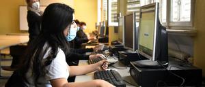 Arbeit am Bildschirm. Die Schülerinnen und Schüler können auch Geräte in der Johanna-Eck-Schule nutzen.
