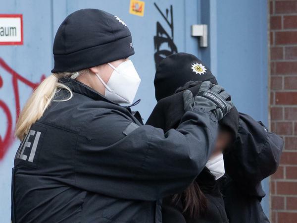 Eine Bundespolizistin führt die hauptbeschuldigte Vietnamesin ab.