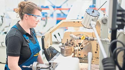 In der Industrie läuft die Ausbildung weitgehend weiter, in Handel, Handwerk und Gastgewerbe gibt es dagegen erhebliche Einschränkungen.