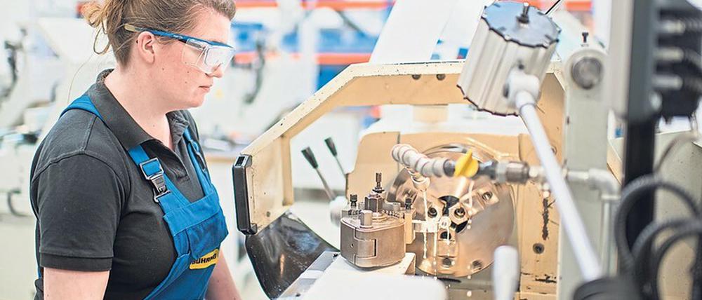 In der Industrie läuft die Ausbildung weitgehend weiter, in Handel, Handwerk und Gastgewerbe gibt es dagegen erhebliche Einschränkungen.