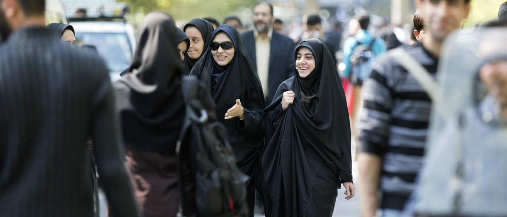 Studierende der Universität Teheran auf dem Weg zu Lehrveranstaltungen.