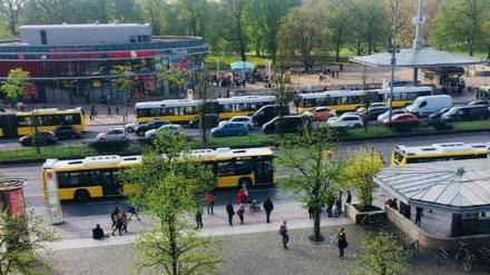 Berlins größtes Busdrehkreuz: das Rathaus Spandau. Doch der Weg nach Schönwalde ist mühsam.