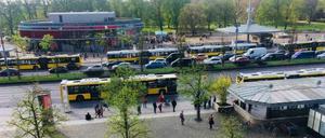 Berlins größtes Busdrehkreuz: das Rathaus Spandau. Doch der Weg nach Schönwalde ist mühsam.