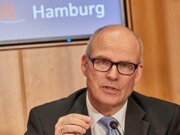 Ties Rabe spricht bei einer Pressekonferenz in Hamburg.