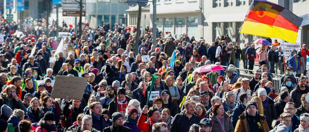 Die Demonstranten sind ohne Maske unterwegs und halten keinen Abstand.