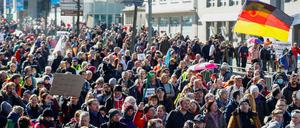Die Demonstranten sind ohne Maske unterwegs und halten keinen Abstand.