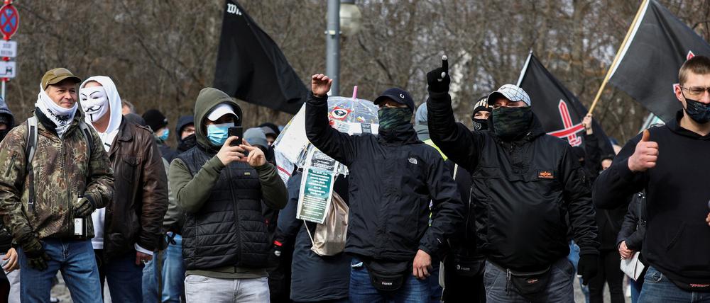 Rechte Demonstranten haben sich im Regierungsviertel versammelt.