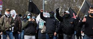 Rechte Demonstranten haben sich im Regierungsviertel versammelt. 