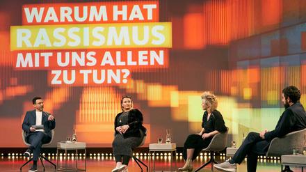 Es diskutieren von links nach rechts: Moderator Till Nassif, Roxanna Witt (Wissenschaftlerin und Sinteza-Aktivistin), Svenja Flaßpöhler (Philosophin) und Aladin El-Mafaalani (Soziologe). 