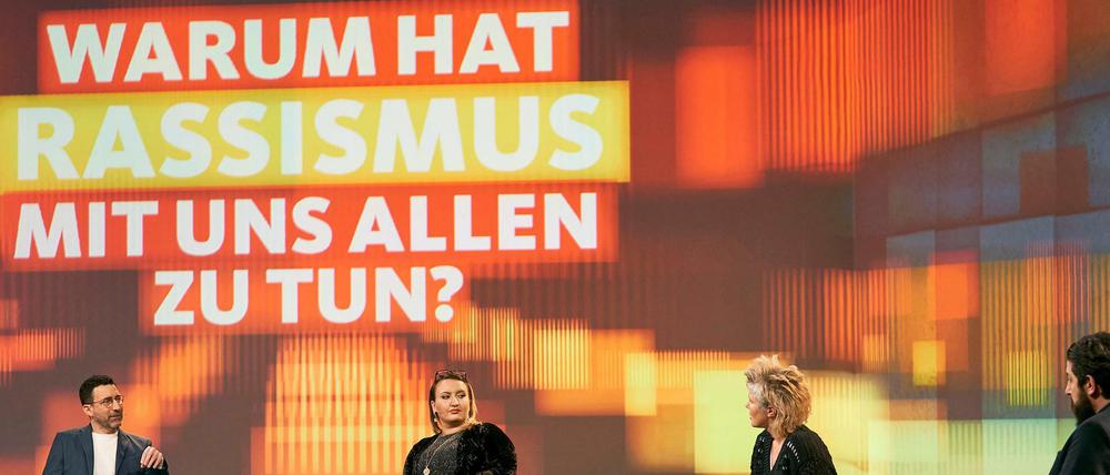 Es diskutieren von links nach rechts: Moderator Till Nassif, Roxanna Witt (Wissenschaftlerin und Sinteza-Aktivistin), Svenja Flaßpöhler (Philosophin) und Aladin El-Mafaalani (Soziologe).