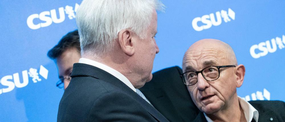 Der CSU-Landtagsabgeordnete und Ex-Justizminister Sauter (rechts) mit Bundesinnenminister Seehofer (Archivbild)