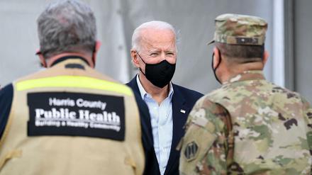 Joe Biden beim Besuch eines Impfzentrums. Die USA hat nach 58 Tagen 100 Millionen Menschen geimpft.