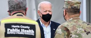 Joe Biden beim Besuch eines Impfzentrums. Die USA hat nach 58 Tagen 100 Millionen Menschen geimpft.