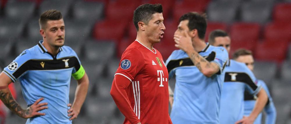 Fertig machen zur Führung. Robert Lewandowski erzielte per Elfmeter das 1:0 für die Münchner.