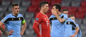 Fertig machen zur Führung. Robert Lewandowski erzielte per Elfmeter das 1:0 für die Münchner.