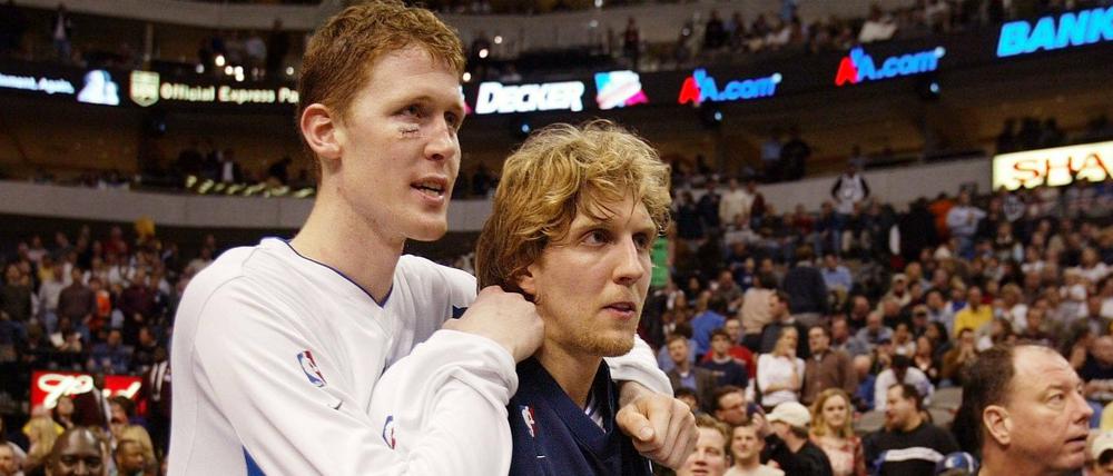 Shawn Bradley (l.) spielte mit Dirk Nowitzki bei den Dallas Mavericks - und nach seiner Einbürgerung auch für die deutsche Basketball-Nationalmannschaft.