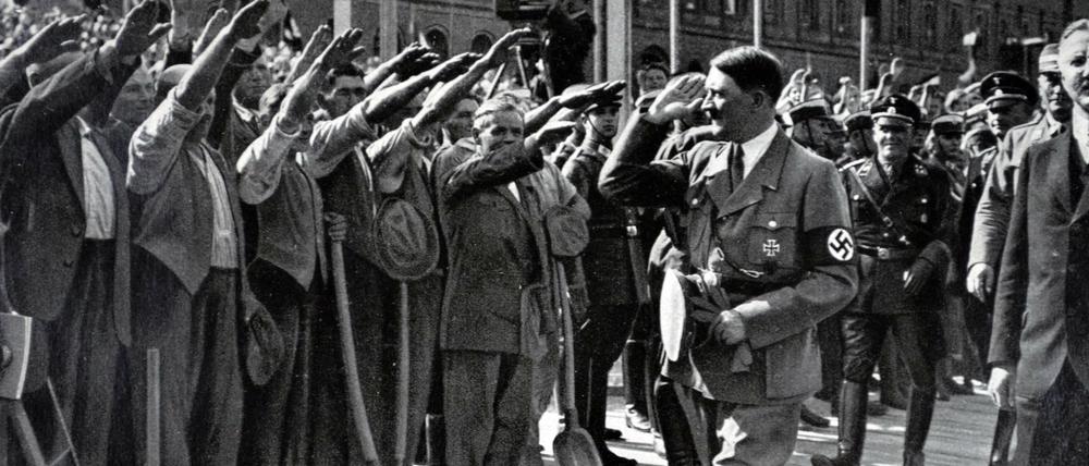 Der Aufstieg des Faschismus. Hitler vor seinen Anhängern, Datum unbekannt.