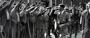 Der Aufstieg des Faschismus. Hitler vor seinen Anhängern, Datum unbekannt.