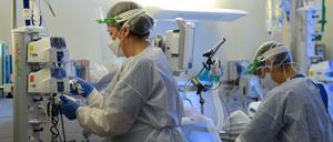 Führt B.1.1.7 zu schwereren Covid-19-Verläufen? Intensivmediziner sind sich uneinig.