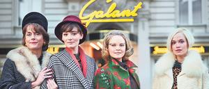 Im Aufbruch. Caterina (Claudia Michelsen, v.l.n.r.) beobachtet mit großem Unbehagen, wie sich Helga (Maria Ehrich), Monika (Sonja Gerhardt) und Eva (Emilia Schüle) vehement gegen die Restriktionen und Zwänge der Gesellschaft wehren. 