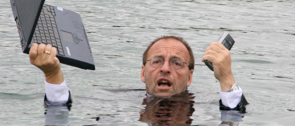 Wenn einem das Wasser bis zum Hals steht. Zur Corona-Pandemie gesellt sich jetzt auch noch eine gigantische Staatsverschuldung.