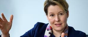 Giffey will sich bei ihren Besuchen in einer Schule und einer Kita nach eigenem Bekunden über die Testmöglichkeiten gegen Corona informieren.