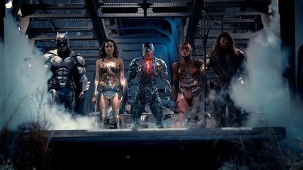 Eine schlagkräftige Truppe auch ohne Superman: Batman (Ben Affleck), Wonder Woman (Gal Gadot), Cyborg (Ray Fisher), Flash (Ezra Miller) und Aquaman (Jason Momoa). 