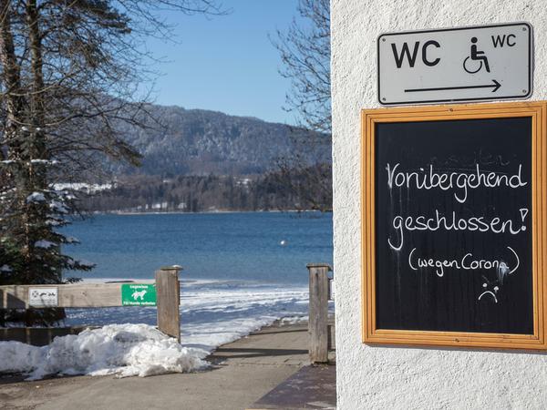 Auch an vielen Ausflugsorten wie hier am Tegernsee haben Menschen, die eine Toilette benötigen, derzeit Probleme.