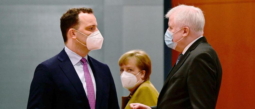 Jens Spahn und Horst Seehofer sprechen vor der wöchentlichen Kabinettssitzung miteinander.