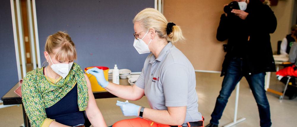 Eine Lehrerin wird in Niedersachsen mit dem Impfstoff von Astrazeneca immunisiert.