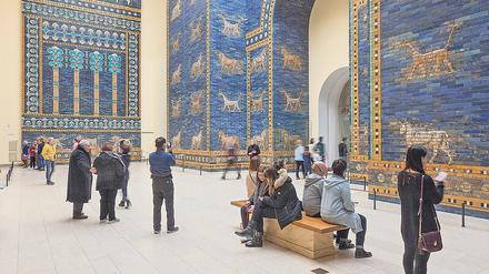 Besucher bestaunen das Ischtar-Tor im Pergamonmuseum.