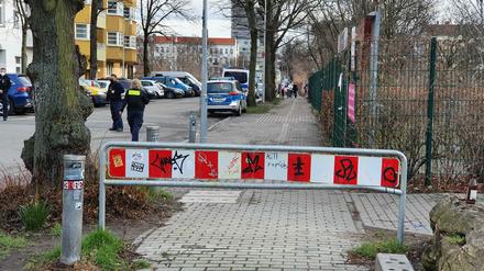 Ein abgesperrter ehemaliger Radweg in Neukölln.