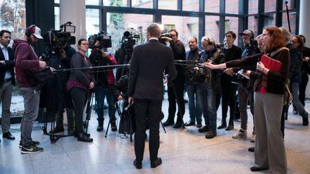 Journalist:innen umringen den FDP-Vorsitzenden Christian Lindner. 