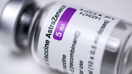 Der Covid-19-Impfstoff von Astrazeneca verhindert hoch wirksam schwere Erkrankungen und Todesfälle durch die Infektion. Wegen Nebenwirkungen wurde er in einigen europäischen Ländern jedoch aus den Impfprogrammen genommen.